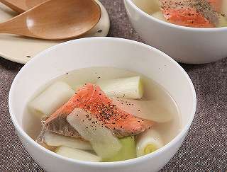 鮭と白ねぎの中華風スープ煮レシピ写真
