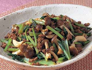 牛ミンチと小松菜の炒め物レシピ写真