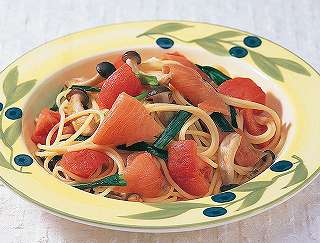 トマトとスモークサーモンのパスタレシピ写真