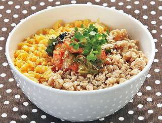 鶏そぼろキムチ丼レシピ写真