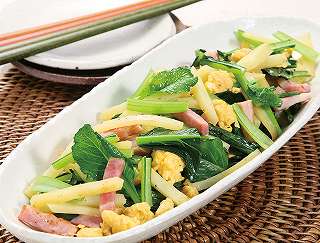 ベーコンと小松菜の炒め物レシピ写真