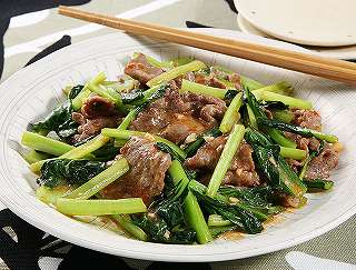 牛肉と小松菜のピリ辛炒めレシピ写真