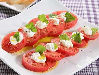 トマトとヨーグルトのサラダ・カプレーゼ風レシピ写真