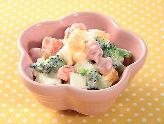 ゆで卵と野菜のヨーグルトサラダ【離乳食 12～18カ月】レシピ写真