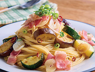 ベーコンと夏野菜の和風ペペロンチーノの写真