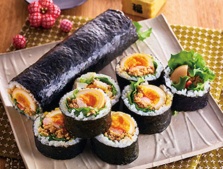 味玉とそぼろの太巻の写真