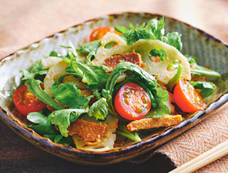 写真：春菊と焼き豚のサラダ