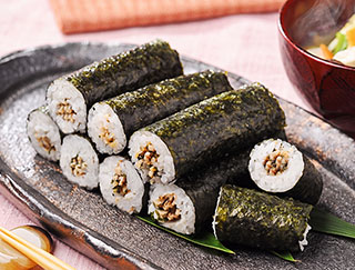 写真：鶏そぼろ梅しそ巻き